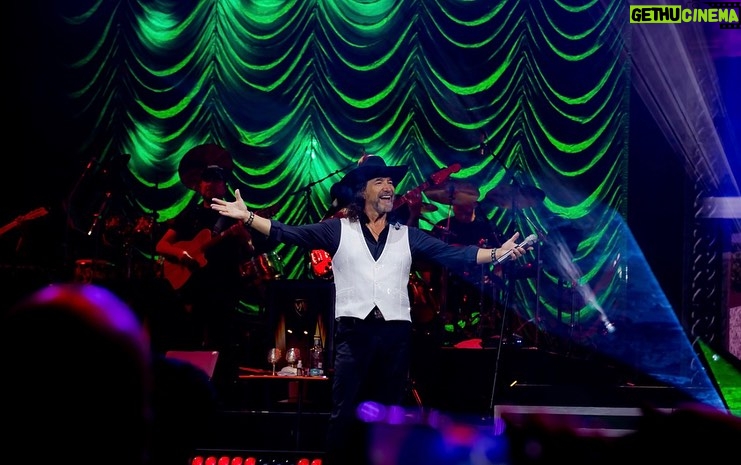 Marco Antonio Solís Instagram - Poder cantar en la noche más mexicana de todas en un escenario con más de 14,000 asistentes que hicieron un histórico #SoldOut en #LasVegas es algo realmente indescriptible. Que GRAN noche en la @tmobilearena con todo mundo diciendo ¡VIVA MÉXICO! 🇲🇽🙌🏽🎇🙌🏽🇲🇽 Las Vegas, Nevada