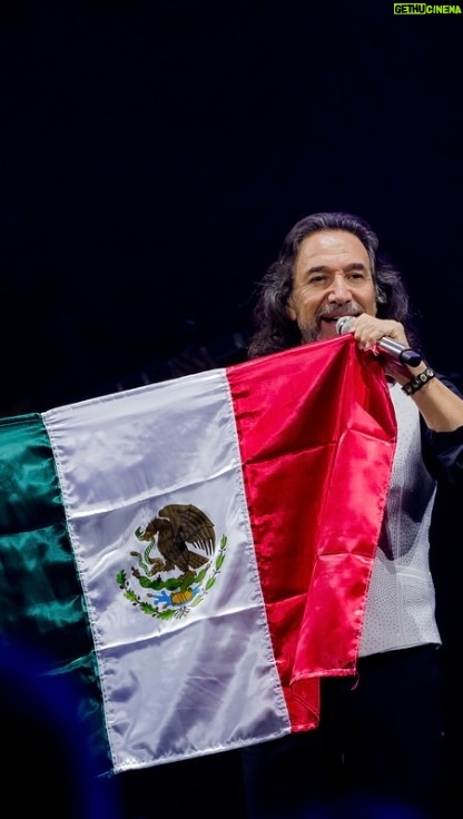 Marco Antonio Solís Instagram - Ayer fue una noche MUY especial en la que todos juntos gritamos ¡VIVA MÉXICO! desde la @tmobilearena en #LasVegas con un #SoldOut que realmente me dejó con un sabor muy especial al ver a esos más de 12,000 asistentes que con el corazón de la mano honraron nuestra fiesta nacional y cantamos en una noche de júbilo, unión y alegría. ¡Gracias a todos y de nuevo que viva México! 🇲🇽🎆🙌🏽🎇🇲🇽 SOLD OUT 🥳🥳🥳🥳 SOLD OUT🥳🥳🥳🥳 SOLD OUT 🥳🥳🥳🥳 #elbukiworldtour2023 #elbuki #elMASquerido #lasvegas #tmobilearena Las Vegas, Nevada