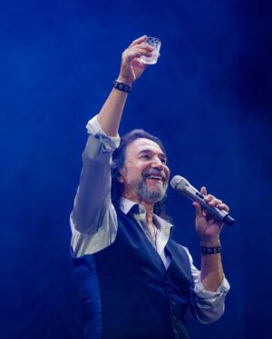 Marco Antonio Solís Instagram - Maravilloso público de Cúcuta me siento muy contento por haber llegado a su tierra con #ElBukiWorldTour además de agradecido por recibirme con los brazos abiertos y haber disfrutado de una noche más de este tour que ha llegado a miles de personas en este año y que está próxima a terminar en Centroamérica.