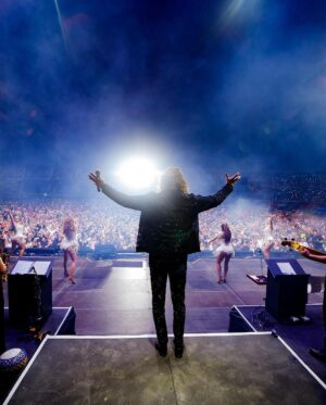 Marco Antonio Solís Instagram - Maravilloso público de Cúcuta me siento muy contento por haber llegado a su tierra con #ElBukiWorldTour además de agradecido por recibirme con los brazos abiertos y haber disfrutado de una noche más de este tour que ha llegado a miles de personas en este año y que está próxima a terminar en Centroamérica.