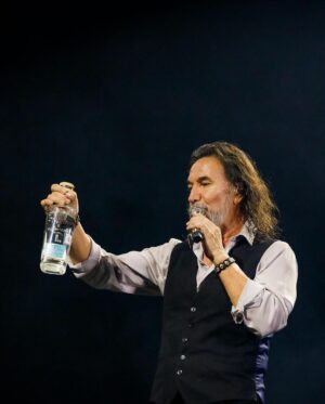 Marco Antonio Solís Instagram - Maravilloso público de Cúcuta me siento muy contento por haber llegado a su tierra con #ElBukiWorldTour además de agradecido por recibirme con los brazos abiertos y haber disfrutado de una noche más de este tour que ha llegado a miles de personas en este año y que está próxima a terminar en Centroamérica.