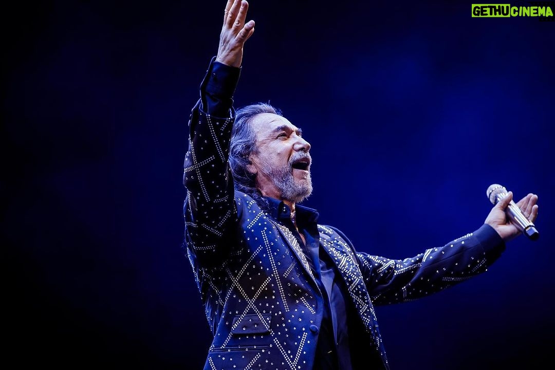 Marco Antonio Solís Instagram - Hermosa noche de #ElBukiWorldTour vivimos anoche en la bella ciudad de Cali conocida como la Capital de la Salsa con un gran público que se mostró alegre y cálido durante todo el espectáculo. Sin lugar a dudas una noche que me llevo como un bonito recuerdo en mi corazón.