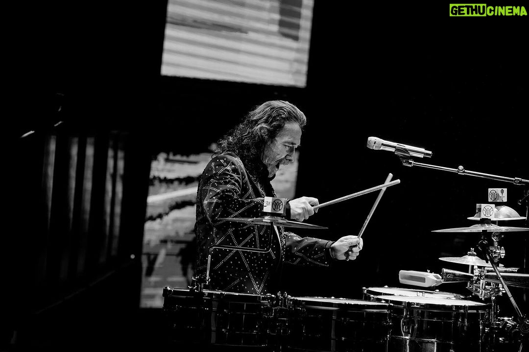 Marco Antonio Solís Instagram - Hermosa noche de #ElBukiWorldTour vivimos anoche en la bella ciudad de Cali conocida como la Capital de la Salsa con un gran público que se mostró alegre y cálido durante todo el espectáculo. Sin lugar a dudas una noche que me llevo como un bonito recuerdo en mi corazón.