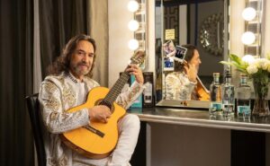 Marco Antonio Solís Instagram - Hermanitos!!!! Estoy realmente feliz y muy emocionado de que @tesoroazul_tequila se encuentra ya en toda la Unión Americana. Los invito a visitar el link en la bio de mi perfil y realizar su pedido, además estoy seguro que con la sorpresita especial que tengo personificada para cada uno de ustedes, esta compra de un tequilita, será una experiencia única y maravillosa para todos ustedes!!!! Prueben Tesoro Azul y descubran porque el tequila es ahora MÁS nuestro que nunca. #MarcoAntonioSolís #tequila #México #USA #EstadosUnidos #TesoroAzul