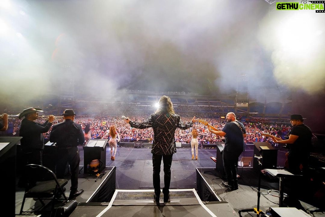 Marco Antonio Solís Instagram - Hermosa noche de #ElBukiWorldTour vivimos anoche en la bella ciudad de Cali conocida como la Capital de la Salsa con un gran público que se mostró alegre y cálido durante todo el espectáculo. Sin lugar a dudas una noche que me llevo como un bonito recuerdo en mi corazón.