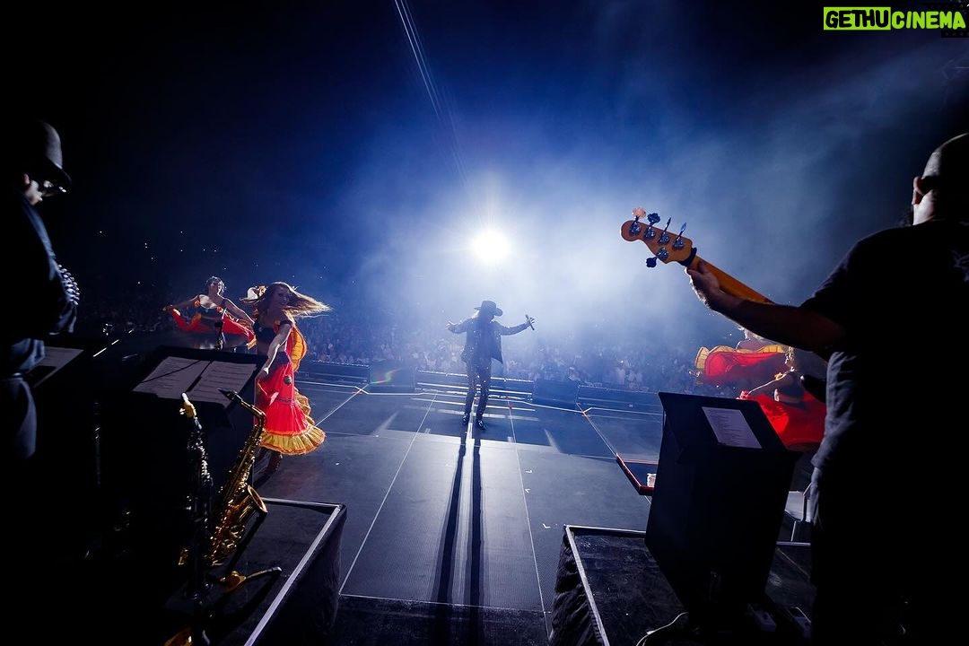 Marco Antonio Solís Instagram - Con gran alegría disfrutamos de dos noches de #ElBukiWorldTour en compañía de mi público maravilloso de Ecuador. Inmensamente agradecido por demostrarme todo su amor y cariño con un cálido recibimiento en el “País de los Cuatro Mundos”. Me siento bendecido por Dios y la vida por permitir llegar con mi música a este hermoso país mejor conocido como la mitad del mundo. #Quito #Guayaquil