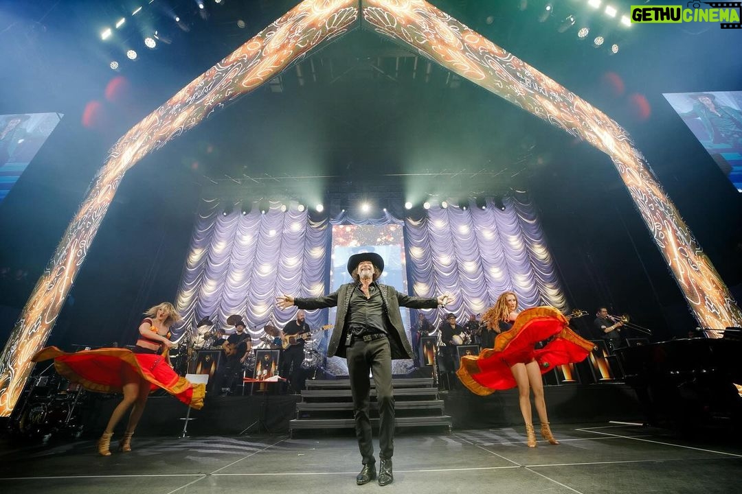 Marco Antonio Solís Instagram - Una noche más con gente bonita de Bogotá en otra inigualable y memorable noche de #ElBukiWorldTour2023 🙌🏽 Fue algo realmente maravilloso!!! Gracias por seguir siendo parte de esta historia y hacer de cada canción un gran éxito. #SOLDOUT