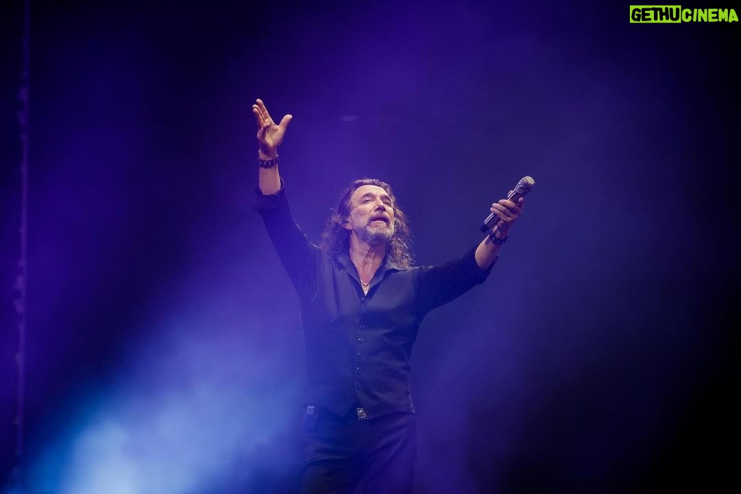 Marco Antonio Solís Instagram - Una noche más con gente bonita de Bogotá en otra inigualable y memorable noche de #ElBukiWorldTour2023 🙌🏽 Fue algo realmente maravilloso!!! Gracias por seguir siendo parte de esta historia y hacer de cada canción un gran éxito. #SOLDOUT
