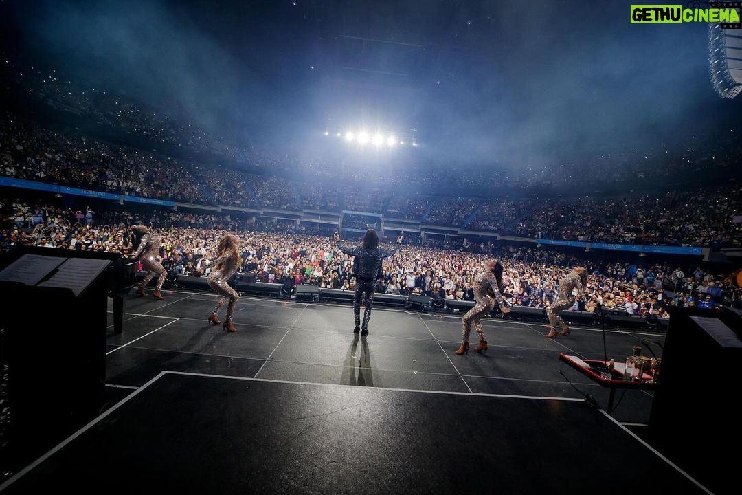 Marco Antonio Solís Instagram - Majestuoso espectáculo con un gran público fue el que vivimos anoche en la bella ciudad Bogotá. Gracias hermanitos de la capital del café por vivir y disfrutar enormemente conmigo de un episodio más de #ElBukiWorldTour.