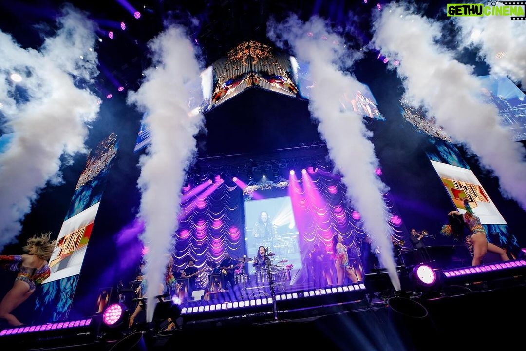Marco Antonio Solís Instagram - Majestuoso espectáculo con un gran público fue el que vivimos anoche en la bella ciudad Bogotá. Gracias hermanitos de la capital del café por vivir y disfrutar enormemente conmigo de un episodio más de #ElBukiWorldTour.