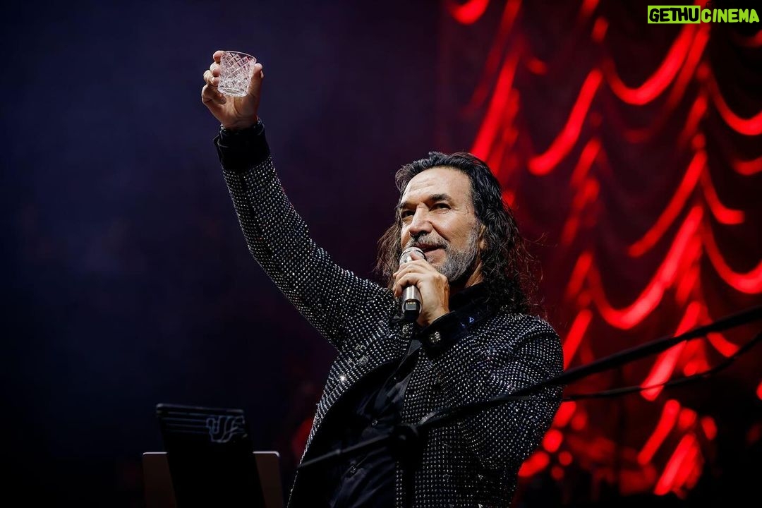 Marco Antonio Solís Instagram - Majestuoso espectáculo con un gran público fue el que vivimos anoche en la bella ciudad Bogotá. Gracias hermanitos de la capital del café por vivir y disfrutar enormemente conmigo de un episodio más de #ElBukiWorldTour.
