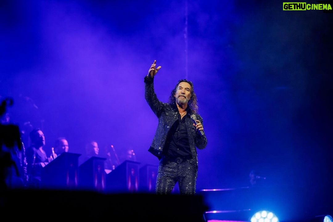 Marco Antonio Solís Instagram - Majestuoso espectáculo con un gran público fue el que vivimos anoche en la bella ciudad Bogotá. Gracias hermanitos de la capital del café por vivir y disfrutar enormemente conmigo de un episodio más de #ElBukiWorldTour.
