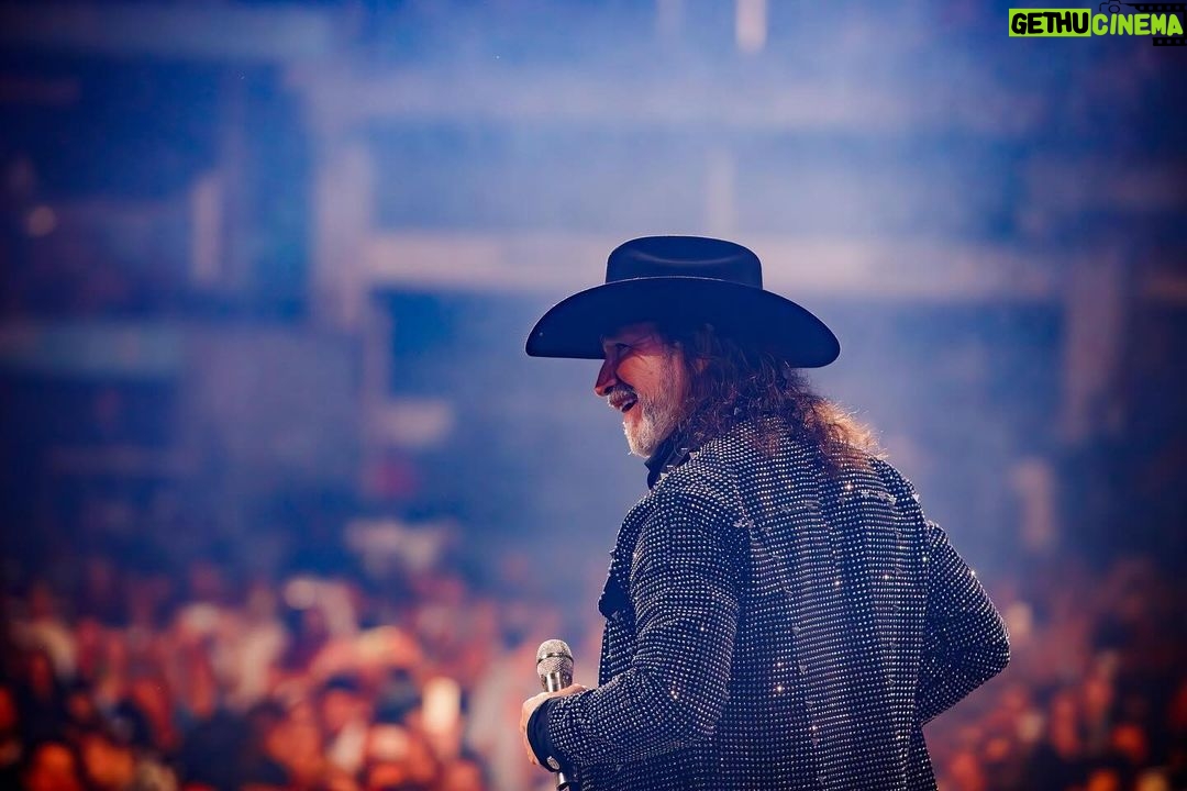 Marco Antonio Solís Instagram - Majestuoso espectáculo con un gran público fue el que vivimos anoche en la bella ciudad Bogotá. Gracias hermanitos de la capital del café por vivir y disfrutar enormemente conmigo de un episodio más de #ElBukiWorldTour.