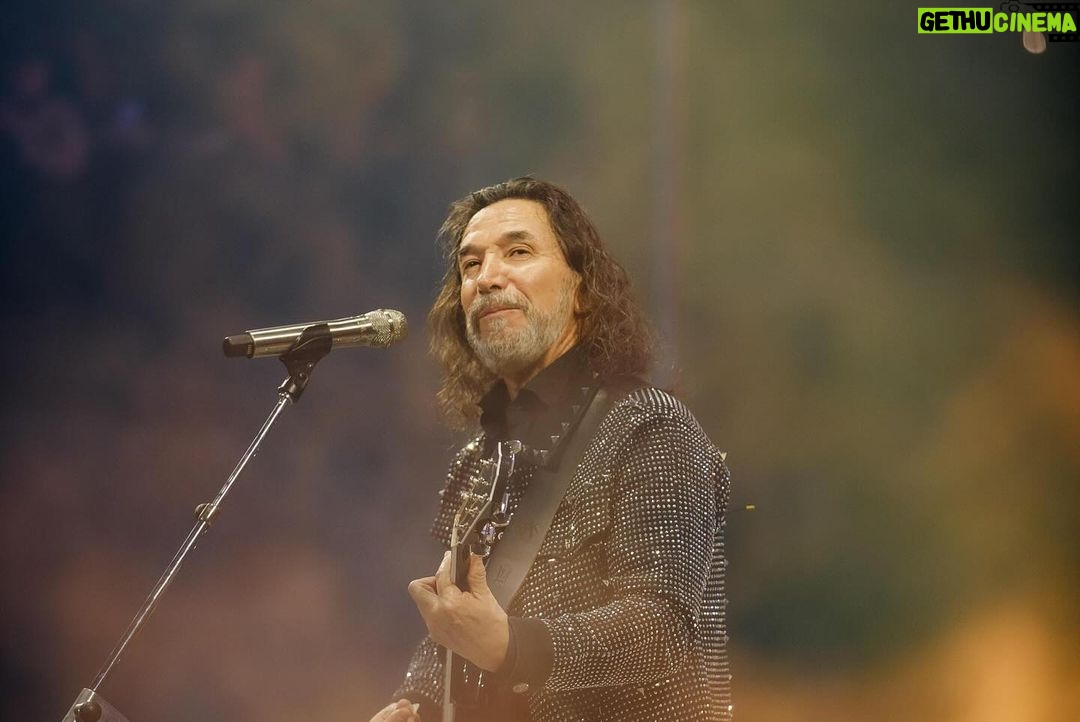 Marco Antonio Solís Instagram - Majestuoso espectáculo con un gran público fue el que vivimos anoche en la bella ciudad Bogotá. Gracias hermanitos de la capital del café por vivir y disfrutar enormemente conmigo de un episodio más de #ElBukiWorldTour.