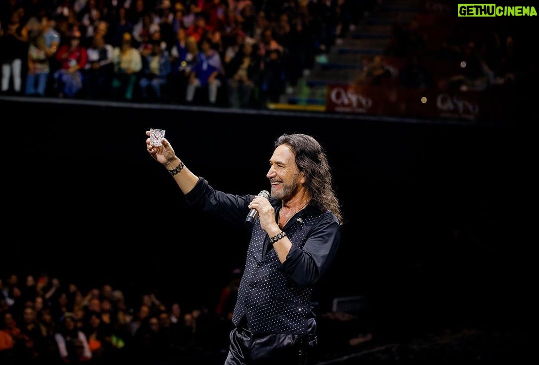 Marco Antonio Solís Instagram - Que bendición regresar a este país y sentir en el corazón y la piel su inmensurable cariño! Argentina 🇦🇷💙🫶🏻 suda la camiseta y lo da todo por eso se merece ser correspondido en todos los sentidos. Vamos todavía!!! 👍 💙🇦🇷💙🇦🇷💙🇦🇷🫶🏻 #SOLDOUT #argentina #elbukiworldtour2023 #buenosaires #MAS #nosvemosestanoche