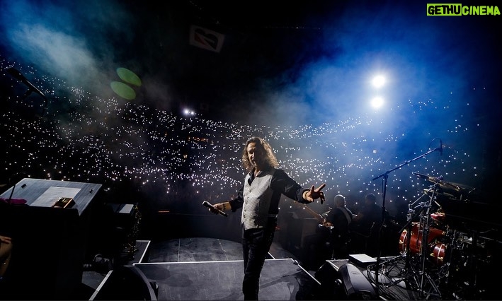 Marco Antonio Solís Instagram - Que hermosa primera experiencia en #Nashville. Pese a ya contar con unos añitos, pocos 🤣🤣 dando conciertos en la Unión Americana, nunca me había tocado venir a Tennessee. Quedé maravillado con su gente, con la música que invade sus calles y corazones y con el magnífico recibimiento que dieron a éste servidor. ¡Gracias hermanitos por una noche más! #ElBukiWorldTour2023 Bridgestone Arena