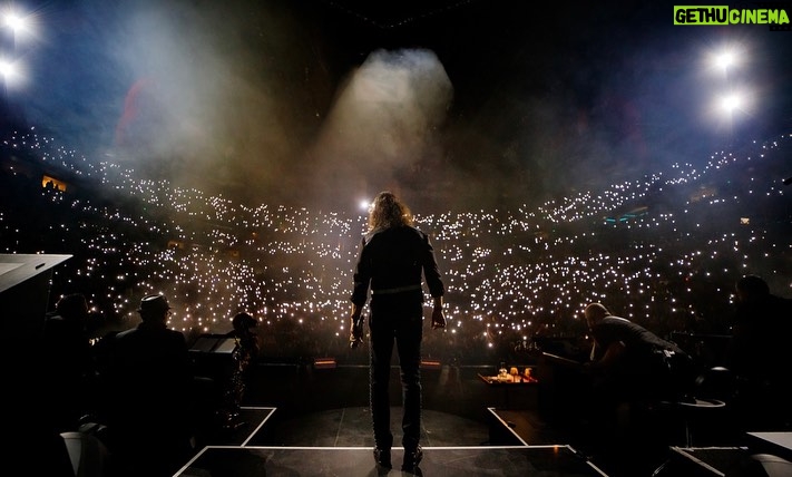 Marco Antonio Solís Instagram - Que hermosa primera experiencia en #Nashville. Pese a ya contar con unos añitos, pocos 🤣🤣 dando conciertos en la Unión Americana, nunca me había tocado venir a Tennessee. Quedé maravillado con su gente, con la música que invade sus calles y corazones y con el magnífico recibimiento que dieron a éste servidor. ¡Gracias hermanitos por una noche más! #ElBukiWorldTour2023 Bridgestone Arena