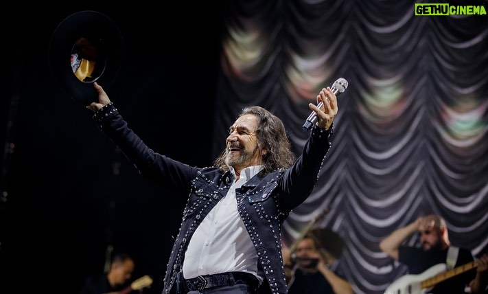Marco Antonio Solís Instagram - Que hermosa primera experiencia en #Nashville. Pese a ya contar con unos añitos, pocos 🤣🤣 dando conciertos en la Unión Americana, nunca me había tocado venir a Tennessee. Quedé maravillado con su gente, con la música que invade sus calles y corazones y con el magnífico recibimiento que dieron a éste servidor. ¡Gracias hermanitos por una noche más! #ElBukiWorldTour2023 Bridgestone Arena