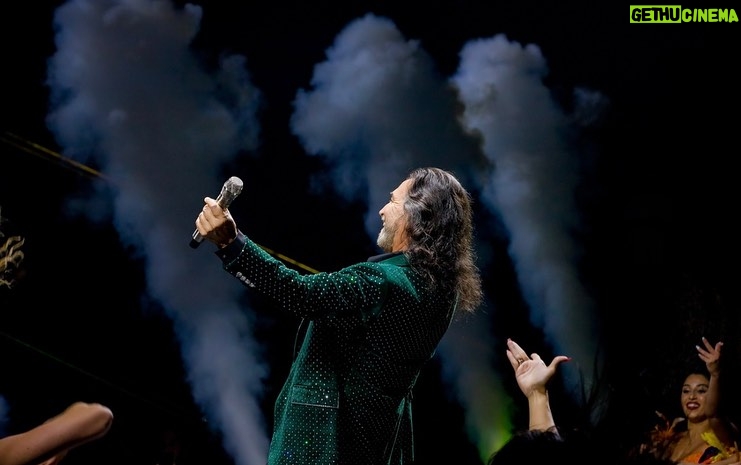 Marco Antonio Solís Instagram - Poder cantar en la noche más mexicana de todas en un escenario con más de 14,000 asistentes que hicieron un histórico #SoldOut en #LasVegas es algo realmente indescriptible. Que GRAN noche en la @tmobilearena con todo mundo diciendo ¡VIVA MÉXICO! 🇲🇽🙌🏽🎇🙌🏽🇲🇽 Las Vegas, Nevada