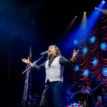 Marco Antonio Solís Instagram – Poder cantar en la noche más mexicana de todas en un escenario con más de 14,000 asistentes que hicieron un histórico #SoldOut en #LasVegas es algo realmente indescriptible. Que GRAN noche en la @tmobilearena con todo mundo diciendo ¡VIVA MÉXICO! 🇲🇽🙌🏽🎇🙌🏽🇲🇽 Las Vegas, Nevada