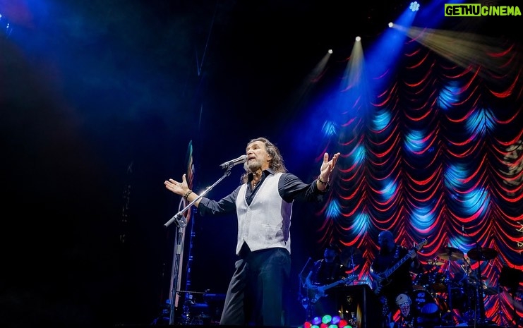 Marco Antonio Solís Instagram - Poder cantar en la noche más mexicana de todas en un escenario con más de 14,000 asistentes que hicieron un histórico #SoldOut en #LasVegas es algo realmente indescriptible. Que GRAN noche en la @tmobilearena con todo mundo diciendo ¡VIVA MÉXICO! 🇲🇽🙌🏽🎇🙌🏽🇲🇽 Las Vegas, Nevada