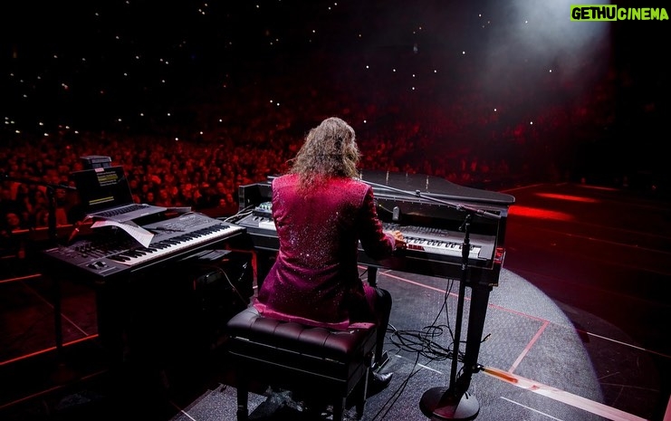 Marco Antonio Solís Instagram - Poder cantar en la noche más mexicana de todas en un escenario con más de 14,000 asistentes que hicieron un histórico #SoldOut en #LasVegas es algo realmente indescriptible. Que GRAN noche en la @tmobilearena con todo mundo diciendo ¡VIVA MÉXICO! 🇲🇽🙌🏽🎇🙌🏽🇲🇽 Las Vegas, Nevada