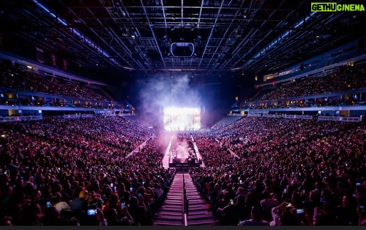 Marco Antonio Solís Instagram - Poder cantar en la noche más mexicana de todas en un escenario con más de 14,000 asistentes que hicieron un histórico #SoldOut en #LasVegas es algo realmente indescriptible. Que GRAN noche en la @tmobilearena con todo mundo diciendo ¡VIVA MÉXICO! 🇲🇽🙌🏽🎇🙌🏽🇲🇽 Las Vegas, Nevada