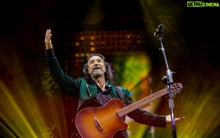 Marco Antonio Solís Instagram - Poder cantar en la noche más mexicana de todas en un escenario con más de 14,000 asistentes que hicieron un histórico #SoldOut en #LasVegas es algo realmente indescriptible. Que GRAN noche en la @tmobilearena con todo mundo diciendo ¡VIVA MÉXICO! 🇲🇽🙌🏽🎇🙌🏽🇲🇽 Las Vegas, Nevada