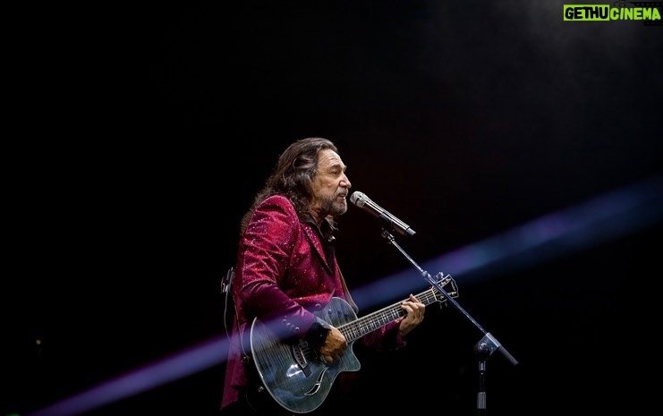 Marco Antonio Solís Instagram - Poder cantar en la noche más mexicana de todas en un escenario con más de 14,000 asistentes que hicieron un histórico #SoldOut en #LasVegas es algo realmente indescriptible. Que GRAN noche en la @tmobilearena con todo mundo diciendo ¡VIVA MÉXICO! 🇲🇽🙌🏽🎇🙌🏽🇲🇽 Las Vegas, Nevada