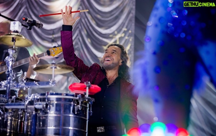 Marco Antonio Solís Instagram - Poder cantar en la noche más mexicana de todas en un escenario con más de 14,000 asistentes que hicieron un histórico #SoldOut en #LasVegas es algo realmente indescriptible. Que GRAN noche en la @tmobilearena con todo mundo diciendo ¡VIVA MÉXICO! 🇲🇽🙌🏽🎇🙌🏽🇲🇽 Las Vegas, Nevada
