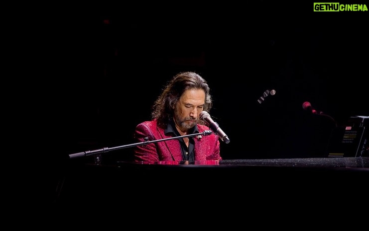 Marco Antonio Solís Instagram - Poder cantar en la noche más mexicana de todas en un escenario con más de 14,000 asistentes que hicieron un histórico #SoldOut en #LasVegas es algo realmente indescriptible. Que GRAN noche en la @tmobilearena con todo mundo diciendo ¡VIVA MÉXICO! 🇲🇽🙌🏽🎇🙌🏽🇲🇽 Las Vegas, Nevada