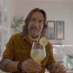 Marco Antonio Solís Instagram - Hermanitos hoy les comparto una deliciosa margarita jalapeño preparada con tequila Tesoro Azul Añejo Cristalino, una mezcla perfecta que te hará disfrutar de esta refrescante bebida con un toque picosito. Guarda este post con la receta para que la prepares este próximo fin de semana. Ingredientes: Hielos Caballito de tequila cristalino 1/2 caballito de jarabe de agave 1/2 caballito de jugo de limón fresco Agua mineral al gusto 3 rodajas de chile jalapeño 1 rodaja de limón para decorar. . . #Tequila #Jalisco #MarcoAntonioSolís #TesoroAzul #ElTequilaMÁSNuestroQueNunca #Tequilovers #Enero #Margarita #Cóctel #Cocktail #Añejo #Cristalino ¿Les gustó esta receta?