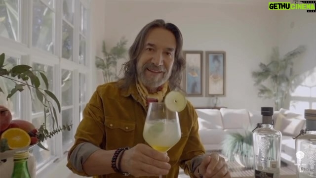 Marco Antonio Solís Instagram - Hermanitos hoy les comparto una deliciosa margarita jalapeño preparada con tequila Tesoro Azul Añejo Cristalino, una mezcla perfecta que te hará disfrutar de esta refrescante bebida con un toque picosito. Guarda este post con la receta para que la prepares este próximo fin de semana. Ingredientes: Hielos Caballito de tequila cristalino 1/2 caballito de jarabe de agave 1/2 caballito de jugo de limón fresco Agua mineral al gusto 3 rodajas de chile jalapeño 1 rodaja de limón para decorar. . . #Tequila #Jalisco #MarcoAntonioSolís #TesoroAzul #ElTequilaMÁSNuestroQueNunca #Tequilovers #Enero #Margarita #Cóctel #Cocktail #Añejo #Cristalino ¿Les gustó esta receta?
