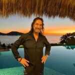 Marco Antonio Solís Instagram – Honrando siempre a mi eterna cómplice y compañera y bendición, la inspiración.
Gracias por darle un espacio en su corazón a alguna de mis letras y melodías.
Eternamente Agradecido🙏🏻