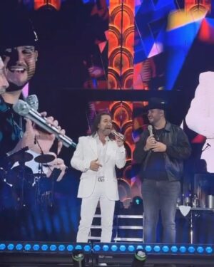 Marco Antonio Solís Instagram - Gran velada fue la que vivimos el viernes en #Mazatlán donde tuve la oportunidad de saludar y cantar con gran emoción con mi amigo nacido en esta bella tierra @edenmunoz