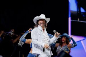 Marco Antonio Solís Instagram - Gracias hermanitos de San Pedro Sula por vivir conmigo una noche mágica más de #ElBukiWorldTour. Fue hermoso cantar y disfrutar con ustedes mis canciones que son un regalo para todo mi público que siempre me acompaña en cada presentación.