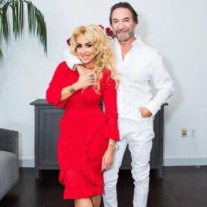Marco Antonio Solís Instagram - Mi compañera, mi amiga, mi eterna novia, mi amante. Eres bendición de Dios en mi camino. Feliz día del Amor! ❤️🎶🎁🎉 @cristy_solis