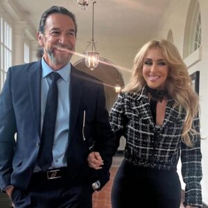 Marco Antonio Solís Instagram - Mi compañera, mi amiga, mi eterna novia, mi amante. Eres bendición de Dios en mi camino. Feliz día del Amor! ❤️🎶🎁🎉 @cristy_solis