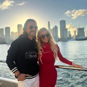 Marco Antonio Solís Instagram - Mi compañera, mi amiga, mi eterna novia, mi amante. Eres bendición de Dios en mi camino. Feliz día del Amor! ❤️🎶🎁🎉 @cristy_solis