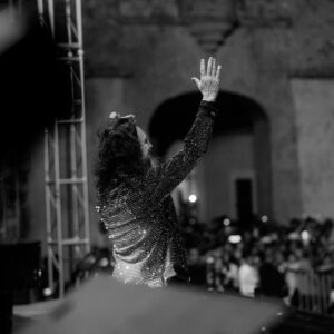 Marco Antonio Solís Instagram - Gran manera de comenzar los festejos del Día del Amor y la Amistad en Campeche, cuya gente se entregó con todo el corazón en una noche inigualable. Bailamos, cantamos, reímos, recordamos y nos divertimos. Todos estos sentimientos alimentan el corazón así que mejor forma imposible. ¡Gracias por una noche magnífica! #EternamienteAgradecido #MarcoAntonioSolís
