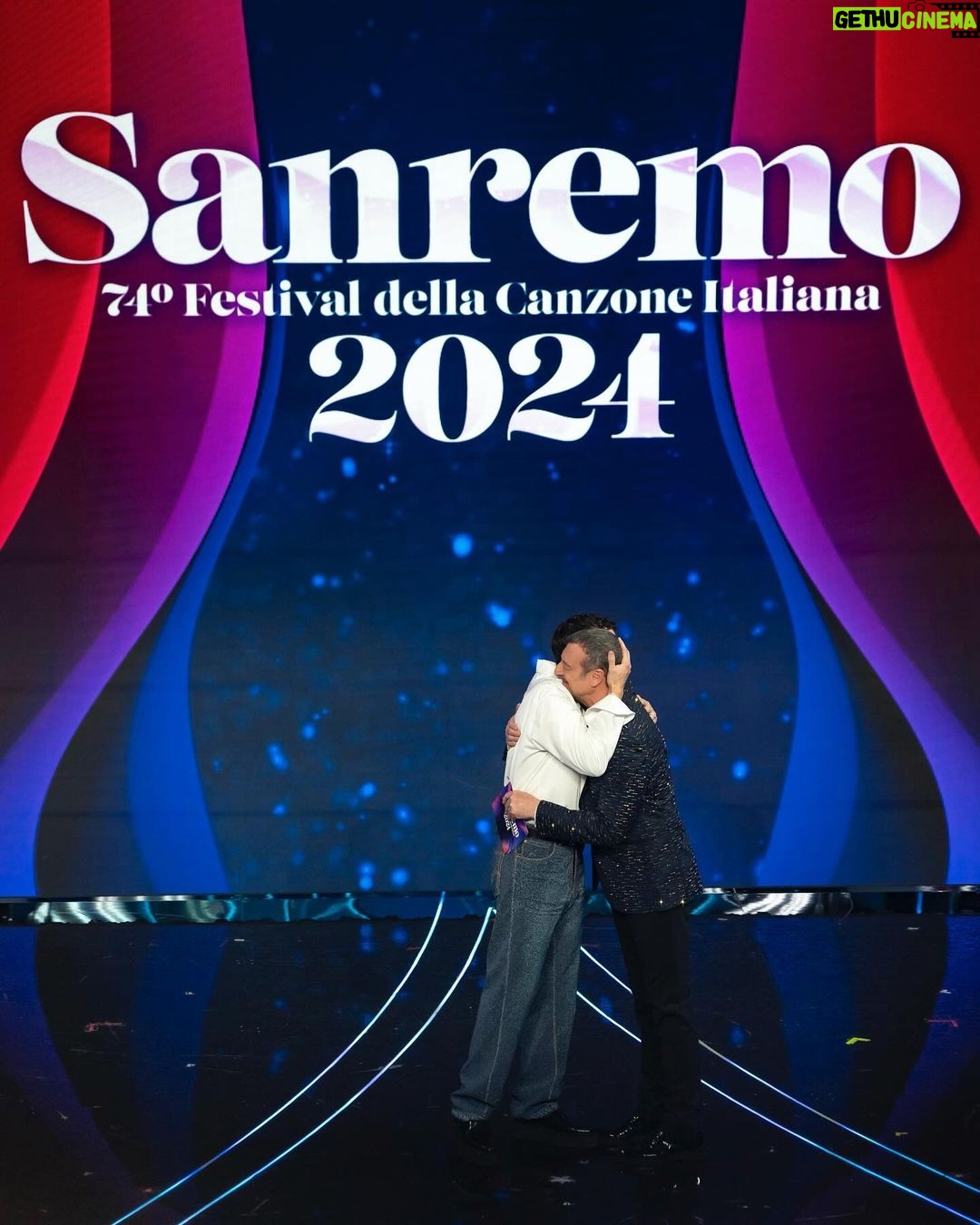 Marco Mengoni Instagram - Buona Vita 74esima edizione del Festival di Sanremo! e se questo è l’ultimoooo @amadeusonoio fatti dire Grazie, è stato un grandissimo onore.. è stata dura, è stato intenso e iper emozionante. All’Ariston ho trovato una famiglia grazie anche a tutti i fonici, sarti, tecnici, backliner e a tutte quelle persone che mi hanno fatto sentire a casa! A tutti i concorrenti: MERDA MERDA MERDA 💐 Io, Sanremo... credo di amarlo proprio #sanremo2024