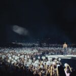 Marco Mengoni Instagram - Ci sono momenti nei quali pensi che potresti fare anche altro, che avresti potuto far altro, che forse non sei all’altezza e che forse neanche te lo meriti. Poi arriva una valanga di energia, neanche fossi in una puntata di dragon ball e la senti, la vedi quasi: sono tutte quelle persone che si connettono una all’altra sotto, sopra, intorno al palco, fuori da un van o dentro un camerino, che pur essendo stanche sorridono ed emanano e sprigionano questa energia! Grazie a voi che da quasi 14 anni ci permettete di farlo e grazie a voi piccola grande famiglia di girovaghi…onorato e felice di far parte del vostro show. Grazie a tutti! Alla fine capisci che sei proprio felice di fare quello che fai.