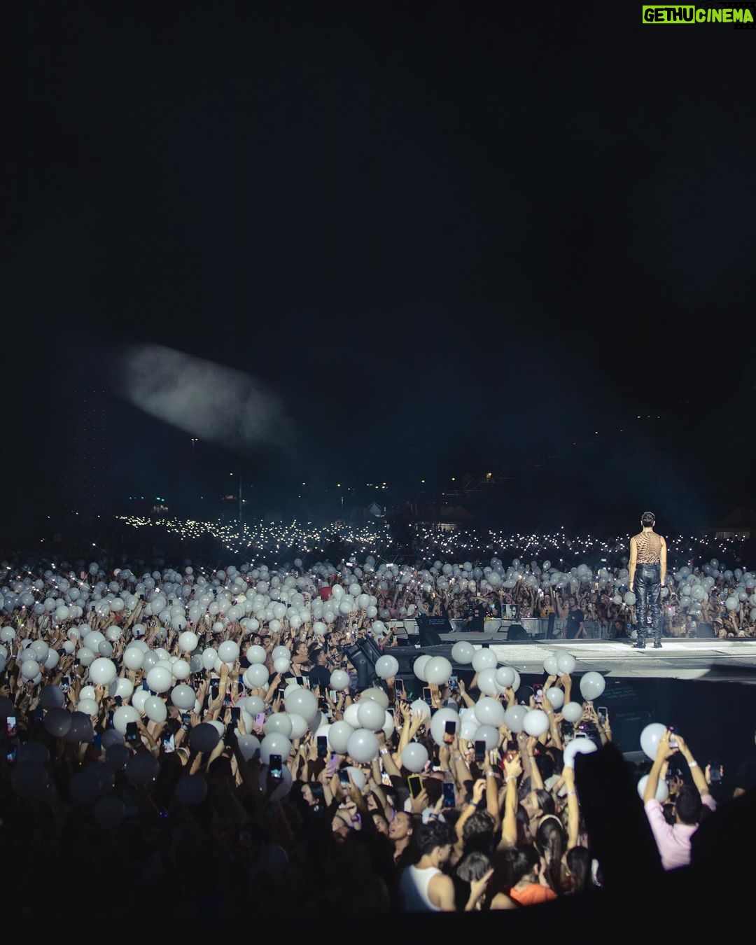 Marco Mengoni Instagram - Ci sono momenti nei quali pensi che potresti fare anche altro, che avresti potuto far altro, che forse non sei all’altezza e che forse neanche te lo meriti. Poi arriva una valanga di energia, neanche fossi in una puntata di dragon ball e la senti, la vedi quasi: sono tutte quelle persone che si connettono una all’altra sotto, sopra, intorno al palco, fuori da un van o dentro un camerino, che pur essendo stanche sorridono ed emanano e sprigionano questa energia! Grazie a voi che da quasi 14 anni ci permettete di farlo e grazie a voi piccola grande famiglia di girovaghi…onorato e felice di far parte del vostro show. Grazie a tutti! Alla fine capisci che sei proprio felice di fare quello che fai.