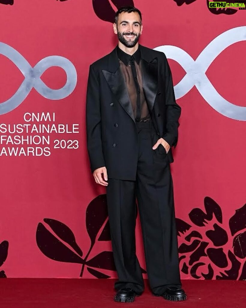Marco Mengoni Instagram - Let’s work together for a future where love is love and equality is reality for everyone. Please get on your feet to pay tribute to the winner of the Humanitarian Award For Equity And Inclusivity, a very good friend! The one and only, Donatella Versace. #MFW #CNMISUSTAINABLEFASHIONAWARDS @cameramodafashiontrust @milanfashionweek Teatro Alla Scala Milano