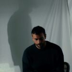 Marco Mengoni Instagram - E ci bastavano due bollicine Per fottere la nostalgia Un’altra storia con @franchino126 è fuori Il videoclip è ora su YouTube VAMOS