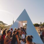 Marco Mengoni Instagram - Ci sono momenti nei quali pensi che potresti fare anche altro, che avresti potuto far altro, che forse non sei all’altezza e che forse neanche te lo meriti. Poi arriva una valanga di energia, neanche fossi in una puntata di dragon ball e la senti, la vedi quasi: sono tutte quelle persone che si connettono una all’altra sotto, sopra, intorno al palco, fuori da un van o dentro un camerino, che pur essendo stanche sorridono ed emanano e sprigionano questa energia! Grazie a voi che da quasi 14 anni ci permettete di farlo e grazie a voi piccola grande famiglia di girovaghi…onorato e felice di far parte del vostro show. Grazie a tutti! Alla fine capisci che sei proprio felice di fare quello che fai.
