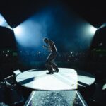 Marco Mengoni Instagram - Ci sono momenti nei quali pensi che potresti fare anche altro, che avresti potuto far altro, che forse non sei all’altezza e che forse neanche te lo meriti. Poi arriva una valanga di energia, neanche fossi in una puntata di dragon ball e la senti, la vedi quasi: sono tutte quelle persone che si connettono una all’altra sotto, sopra, intorno al palco, fuori da un van o dentro un camerino, che pur essendo stanche sorridono ed emanano e sprigionano questa energia! Grazie a voi che da quasi 14 anni ci permettete di farlo e grazie a voi piccola grande famiglia di girovaghi…onorato e felice di far parte del vostro show. Grazie a tutti! Alla fine capisci che sei proprio felice di fare quello che fai.