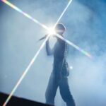 Marco Mengoni Instagram - Ci sono momenti nei quali pensi che potresti fare anche altro, che avresti potuto far altro, che forse non sei all’altezza e che forse neanche te lo meriti. Poi arriva una valanga di energia, neanche fossi in una puntata di dragon ball e la senti, la vedi quasi: sono tutte quelle persone che si connettono una all’altra sotto, sopra, intorno al palco, fuori da un van o dentro un camerino, che pur essendo stanche sorridono ed emanano e sprigionano questa energia! Grazie a voi che da quasi 14 anni ci permettete di farlo e grazie a voi piccola grande famiglia di girovaghi…onorato e felice di far parte del vostro show. Grazie a tutti! Alla fine capisci che sei proprio felice di fare quello che fai.
