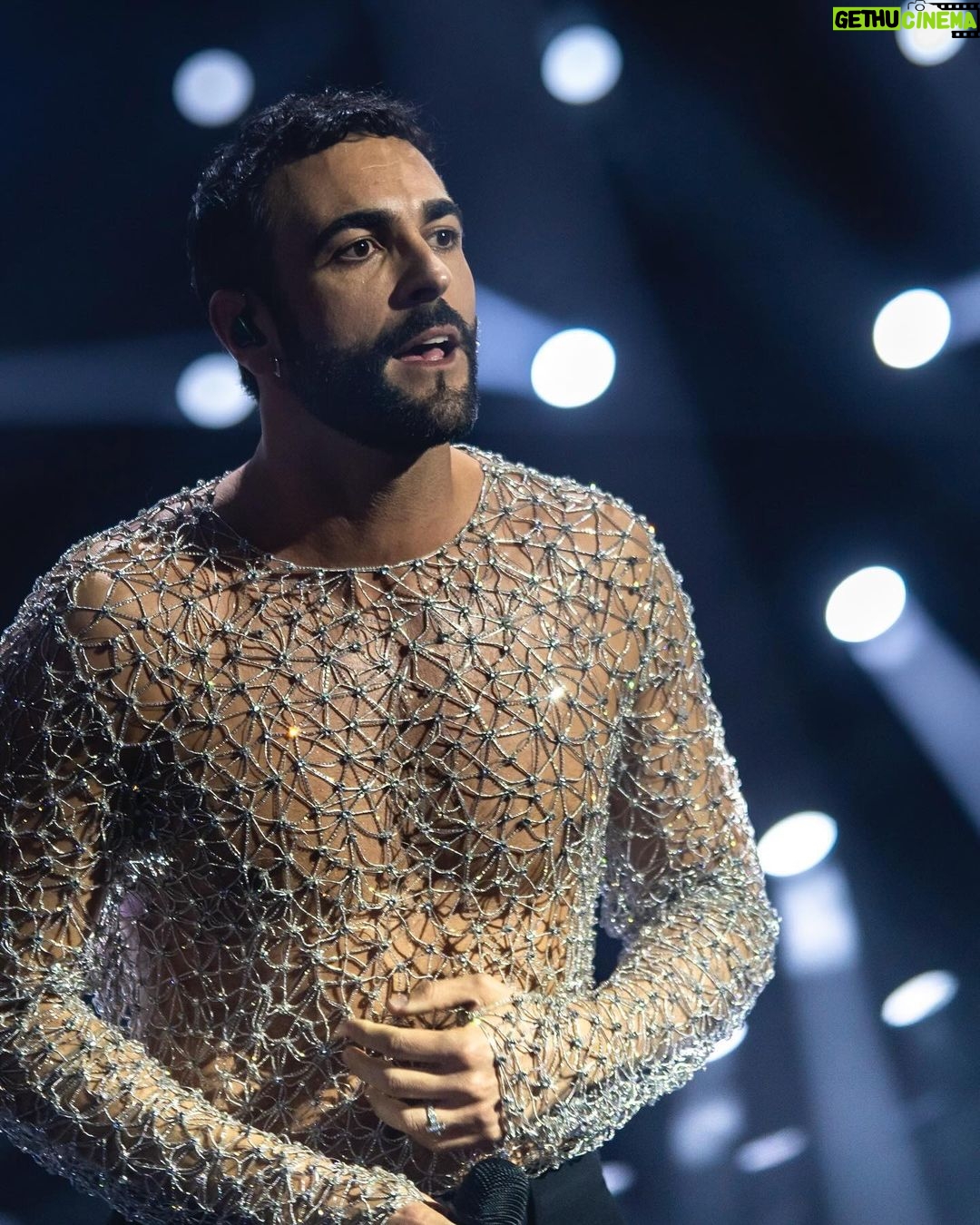 Marco Mengoni Instagram - Buona Vita 74esima edizione del Festival di Sanremo! e se questo è l’ultimoooo @amadeusonoio fatti dire Grazie, è stato un grandissimo onore.. è stata dura, è stato intenso e iper emozionante. All’Ariston ho trovato una famiglia grazie anche a tutti i fonici, sarti, tecnici, backliner e a tutte quelle persone che mi hanno fatto sentire a casa! A tutti i concorrenti: MERDA MERDA MERDA 💐 Io, Sanremo... credo di amarlo proprio #sanremo2024