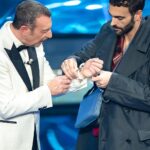 Marco Mengoni Instagram - Buona Vita 74esima edizione del Festival di Sanremo! e se questo è l’ultimoooo @amadeusonoio fatti dire Grazie, è stato un grandissimo onore.. è stata dura, è stato intenso e iper emozionante. All’Ariston ho trovato una famiglia grazie anche a tutti i fonici, sarti, tecnici, backliner e a tutte quelle persone che mi hanno fatto sentire a casa! A tutti i concorrenti: MERDA MERDA MERDA 💐 Io, Sanremo... credo di amarlo proprio #sanremo2024